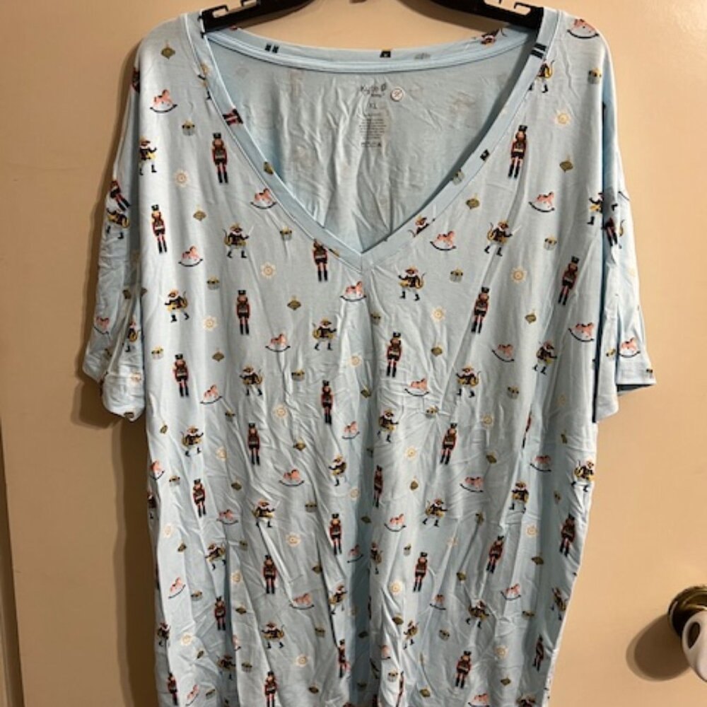 Kyte Baby Women's Relaxed Fit V-Neck in Nutcracker XL